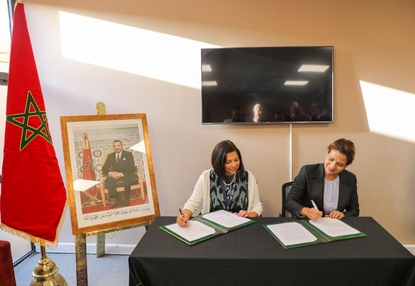 Le 11 octobre 2023, un mémorandum d'entente a été signé à Marrakech entre Mme Leila Benali, Ministre de la Transition énergétique et du Développement durable, et Madame Nandita Parshad, Directrice Générale des Infrastructures Durables à la Banque Européenne pour la Reconstruction et le Développement (BERD).